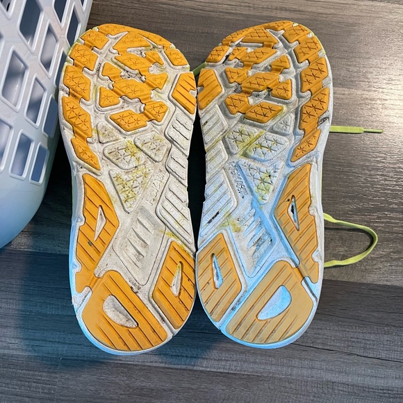 Hoka one one women’s arahi 6 running sneakers - Picture 10 of 10